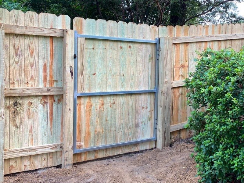 Mulat Florida wood privacy fencing